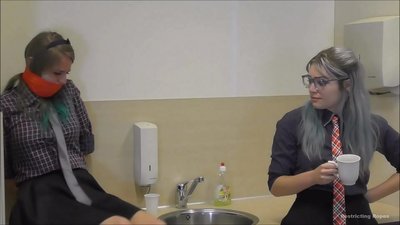 Залежная / звязаная і з кляпом / жанчына ў бядзе